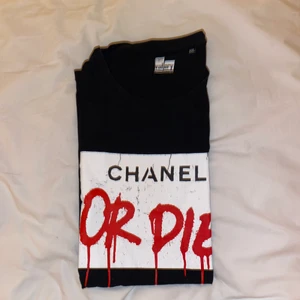T-Shirt Chanel Or Die - Säljer denna tröja från Chanel Or Die! Sällan använd och i bra skick! Tröjan är i XXL vilket gör den coolt oversize skulle däremot säga att det är väldigt liten för att vara i stor storlek! 💕 fungerar såklart både för kille och tjej