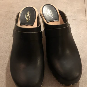 Swedish Hasbeens classic clog - Swedish Hasbeens Slip in Classic clog. Tidlösa träskor, höga. Fina till vardags och till fest. Nästan oanvända (ca 2 ggr i fint väder och inomhus). Nypris ca 2000 kr.