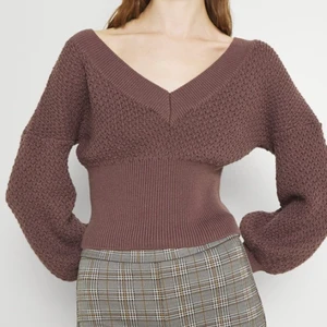 Stickad tröja  - Säljer min stickade tröja i färgen ”mauve” från fashion union. Endast använd 1 gång så i princip i nyskick. Nypris 299 kr. Frakt tillkommer.