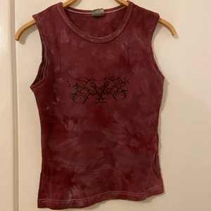 Topp - Topp med tryck. Inga fläckar eller hål. Skriv vid funderingar!