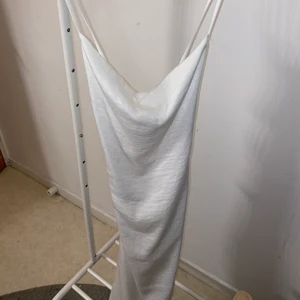 Vit klänning - Vit tight klänning med öppen rygg och snörning från Madlady. Använd endast 1 gång.                                    Frakt tillkommer.