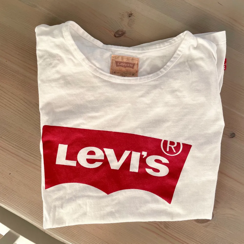 Fin Levis T-Shirt som tyvärr inte kommer till användning. Storleken är som en XS skulle jag säga, står (18). Finns inga Slitage utan den är i fint skick. . T-shirts.