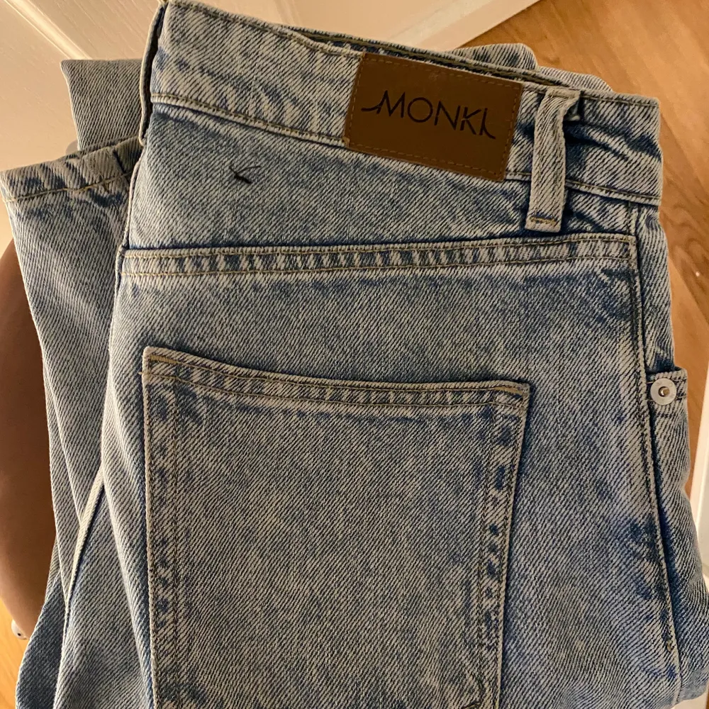 Ljusblå jeans från Monki, modell Yoko och storlek 29. Nypris: 400kr. Bekväma och passar till allt. Pris exklusive frakten. . Jeans & Byxor.