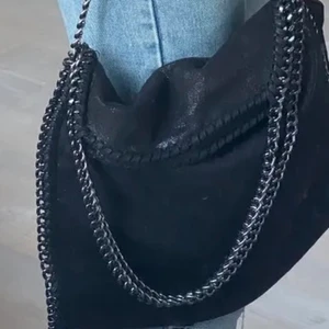 Väska  - säljer denna Stella liknande väskan jag köpt på Plick då den ej kommer till användning. Superfint och rymlig. Frakt betalas av köparen. Buda i kommentarerna ❤️ frakten är dyr då väskan är ganska tung. 