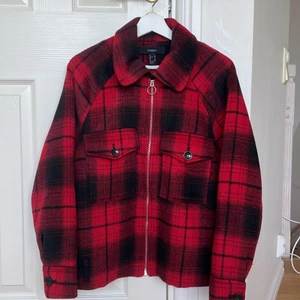 Rutig jacka - Säljer denna röda jacka från Forever 21. Knappt använd och inga defekter. Storlek M men passar mig som är en S.