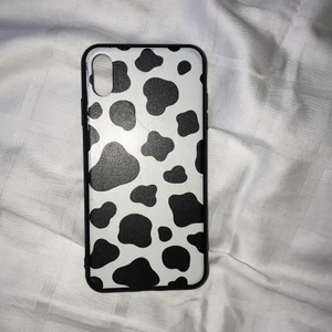 Ko mönstrat iPhone skal - Ett ko mönstrat iPhone XS skal. Har inte haft det så länge.