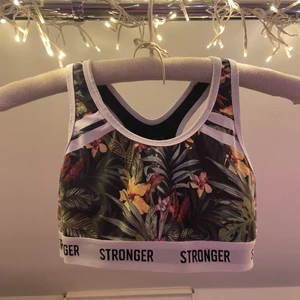 Träningstopp - Träningstopp från STRONGER i storlek S!❤️