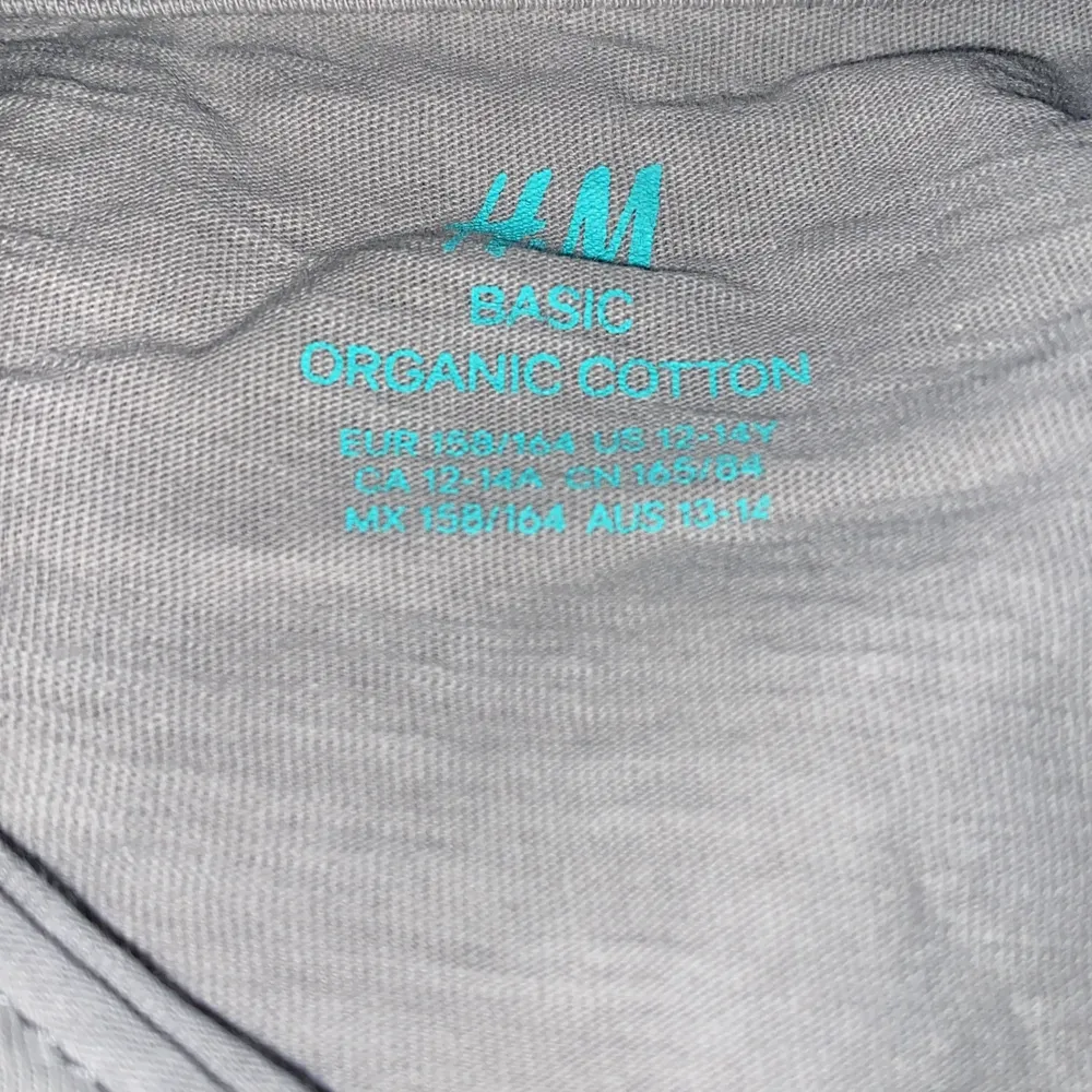 En tröja från H&M💗 Nypris 199kr säljer för 20kr🥺💗 ( T = tonåring )🥺. T-shirts.