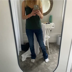 Lågmidjade jeans - Ett par as snygga lågmidjade jeans ifrån zalando, knappt använd. Kom med egna bud. SMÅ I STORLEKEN passar mig som normalt är en 34-36
