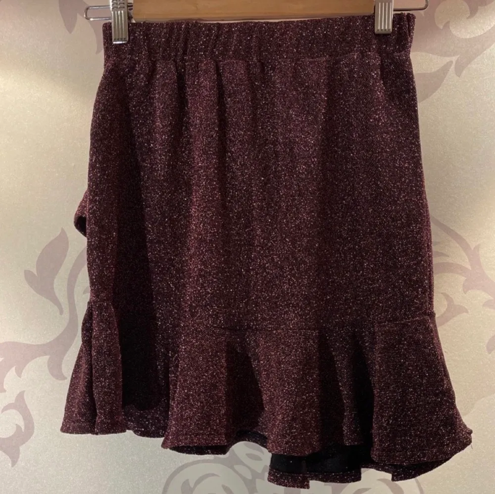Fin kjol med volang från Cubus strl 158-164. Helt ny, aldrig använd. Nypris 149kr. Säljes pga att den som sagt aldrig blivit använd :). Kjolar.