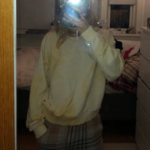 Sweater - Gulfläckig tröja från pull&bear💛💛 