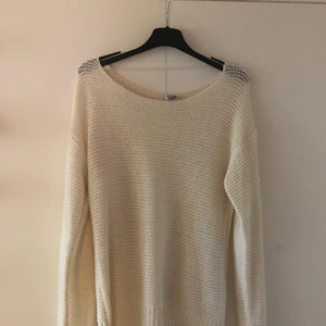 Stickad tröja - En vit stickad tröja som aldrig kommit till användning. Väldigt bra skick. Kontakta mig gärna för fler bilder. Priset kan diskuteras 😊