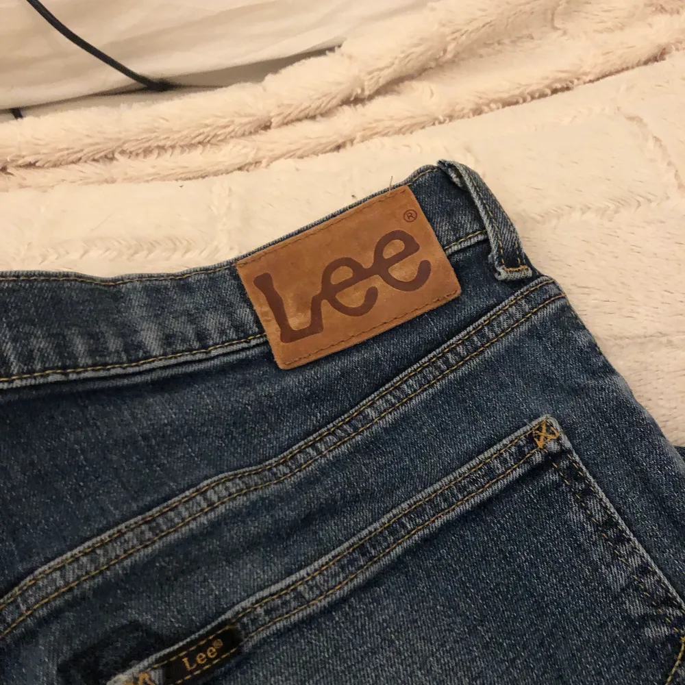 Fina lee jeans, lite osäker på storleken så kom privat för mått💜💜 . Jeans & Byxor.
