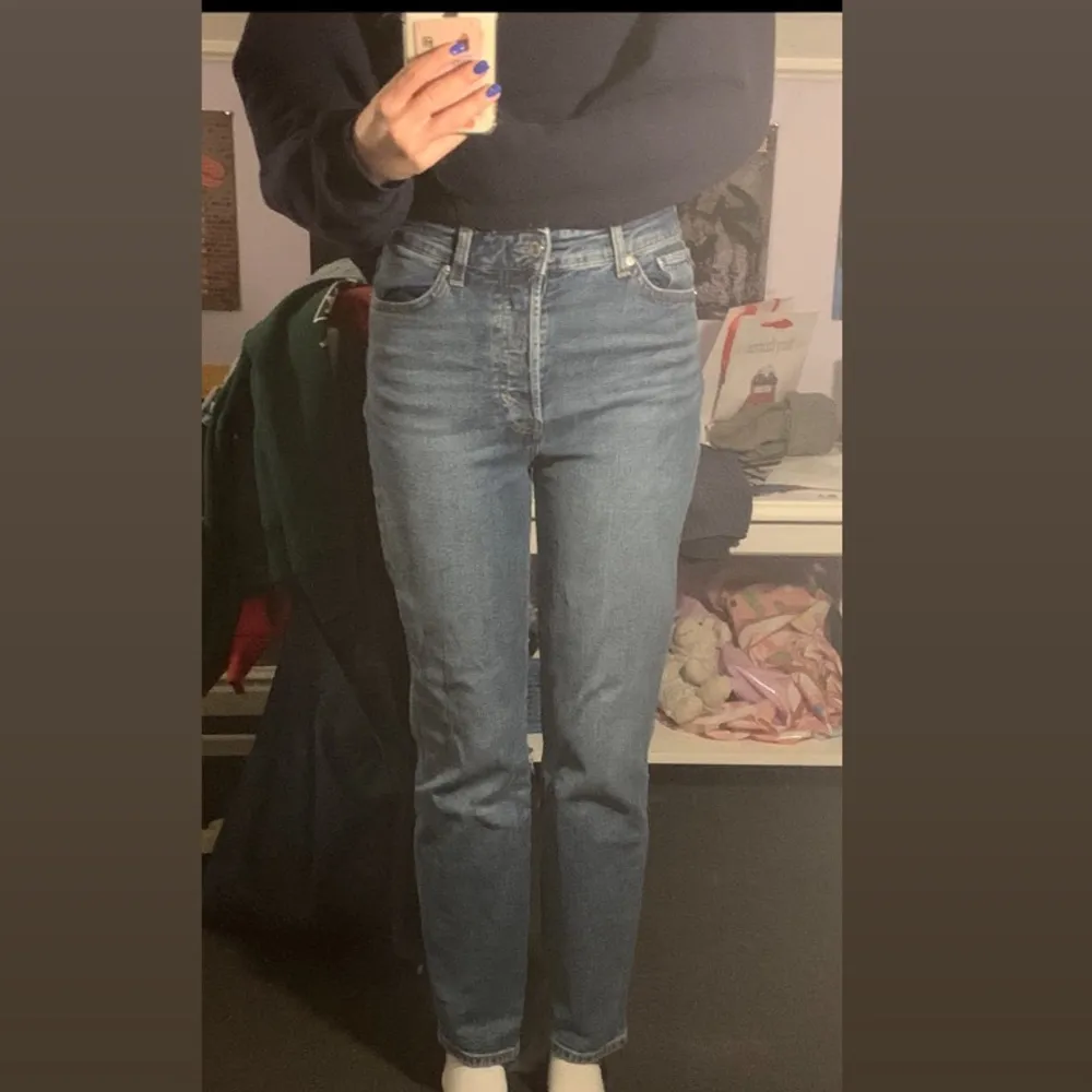 Säljer nu mina fina jeans då de inte kommer till användning längre😢 De är ett par högmidjade Mom jeans från H&M, tycker de har förvånansvärt bra kvalitet för att vara från H&M faktiskt. Jag är 170 och de passar perfekt! Köpare står för frakt och kan välja mellan spårbart eller ej💗. Jeans & Byxor.