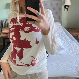 Super snygg långärmad t-shirt - Säljer nu denna supersnygga graphic tröjan då den aldrig använts:( väldigt bra skick och väldigt snygg och i väldigt bra skick! Fraktar men köparen står för frakt💕💕