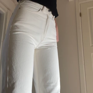 Weekday Rowe Jeans - Säljer mina nästan oanvända ”Rowe” jeans från Weekday! Storlek W27 L32, Innerbensmått 80cm! Skriv till mig om ni har frågor💞 Köparn står för frakten! Buda i kommentarerna! Nypris ca 500kr. 