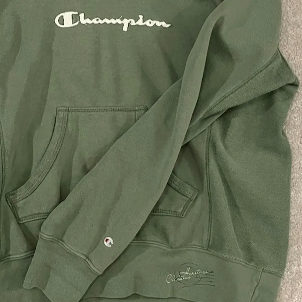 Grön champion hoodie i bra skick🤩 köparen står för frakt . Hoodies.