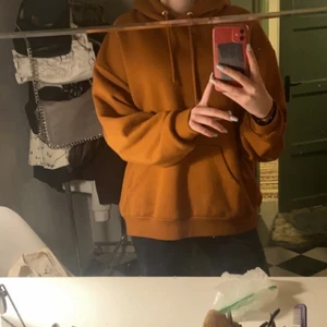 Hoodie - Säljer min brun/orangea hoodie från monki i storlek L. Den är ganska oversized! Den är väldigt bekväm och användbar!🤩