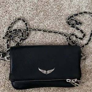 Liten Zadig & Voltaire väska  - Säljer endast vid bra bud ⭐️ köpt av en annan tjej här på plick :) både långa och det korta bandet följer med🎸kan skicka fler bilder privat ///helt ok skick !lånade bilder 