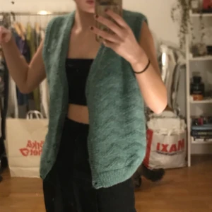Grön stickad väst - Säljer denna gröna stickade väst som går att knäppa upp! Så fin färg, syns inte så bra på bilden för min framkamera är sönder! ❤️