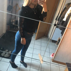 Fin topp från boohoo - Mjuk och fin topp från Boohoo. Den är väldigt fin och väldigt skön. Har spets på armarna som ni kan se på bilderna.  Ska pm vid frågor eller fler bilder