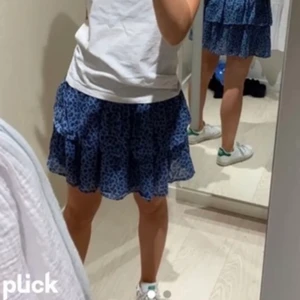 Blå cheetah kjol 💙 - SÅ FIN! Slutsåld, får dock inte användning av den tyvärr. Väldigt stretchig så passar ungefär xs-m 😊🌟