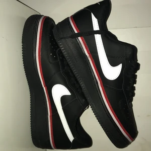 Nike air force 1 - Helt oandvända skor/aldrig andvända.   A-kopior.Box och kvitto finns inte och därför kan prisen diskuteras lite. Kontakta mig vid intresse. Om du vill ha mer bilder kom privat!❤️