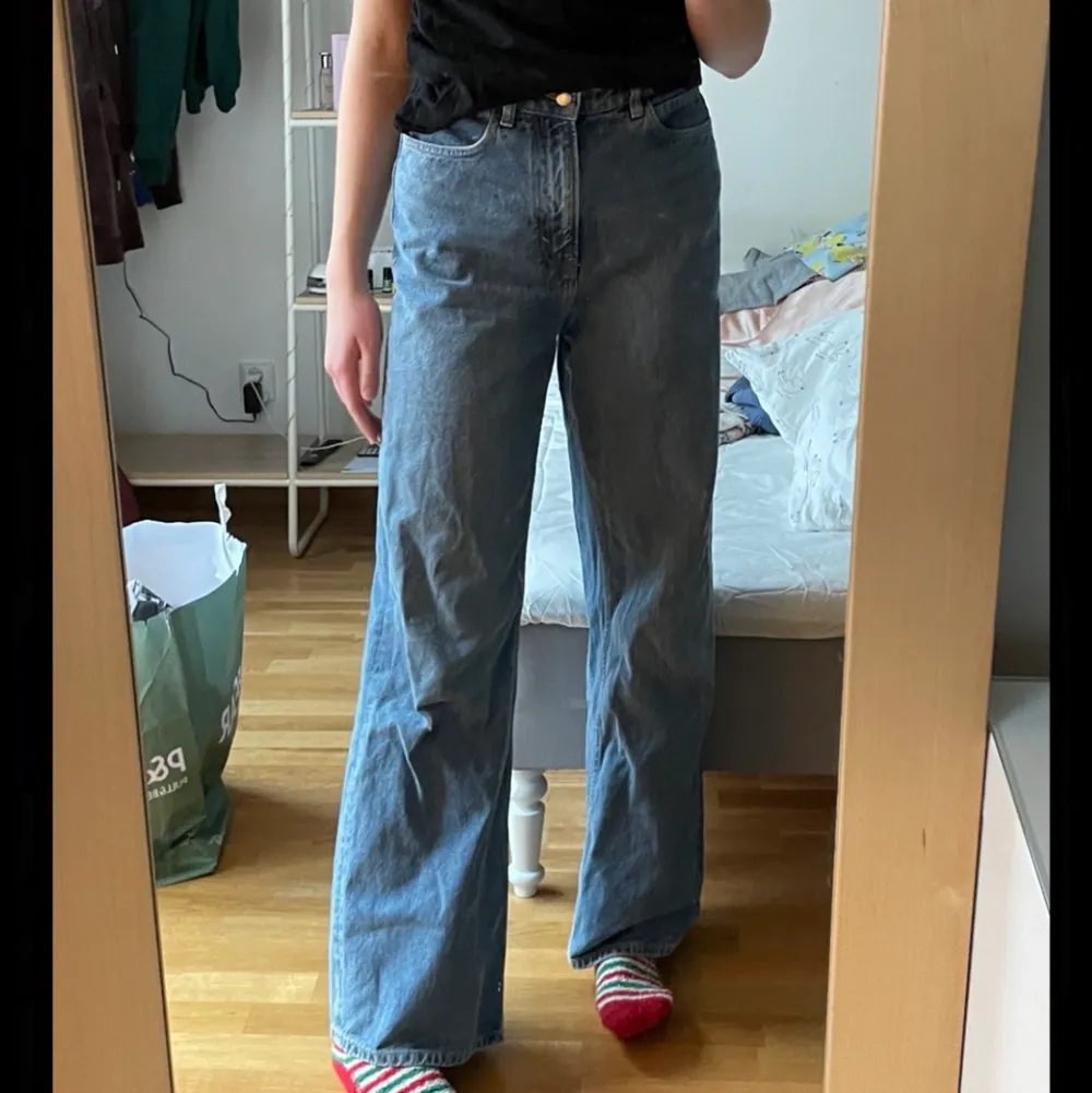 Jättesköna lee x hm jeans i bra skick. I storlek 38. Jag är 176 och dom sitter bra i längden på mig. Köparen står för frakten💗. Jeans & Byxor.