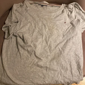 tommy hilfinger t-shirt - Säljer min gråa tommy hilfinger t-shirt!💙