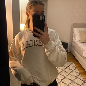 Strandivarius strl S - Tröja från strandivarius som passar till allt❤️‍🩹 I bra skick! 