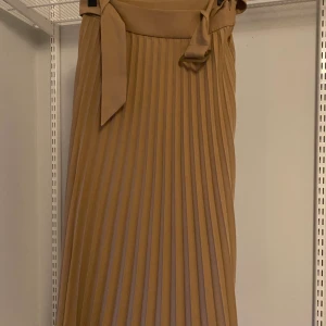 Plisserad kjol strl S - Helt oanvänd prislappen kvar