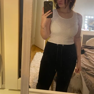 Vit/genomskinlig randigt linne - Säljer ett fint randigt linne från humana. Ej använt så lappen sitter kvar. Från cotton candy i stl XS.