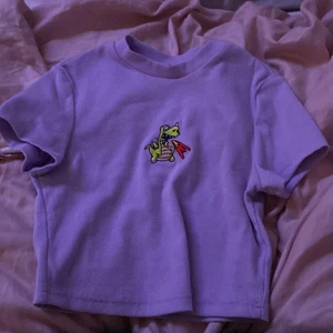 Lila magtröja  - Lila magtröja från SHEIN. Det har tyväär blivit förlåten och används inte längre. Säljer för 30kr + frakt. Nypris, 50