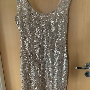 Guess klänning  - Köpt från Kanda används en gång passar 36-38