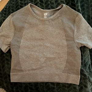 Träningströja h&m - Träningströja från H&m sport! Storlek xs, passar xs och s då den är stretchig. I ett fint skick 🥰