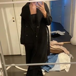 Svart kappa  - En skit snygg svart kappa som är slutsåld från vero moda 