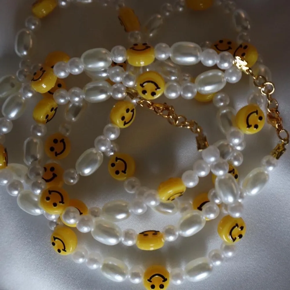 Ett super fint och trendigt handgjort halsband med smileys på. En stor favorit. Halsbandet är justerbart då de ingår rostfritt spänne och ringödlor. . Accessoarer.