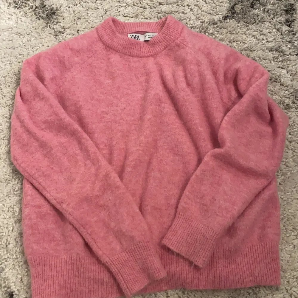 Jag säljer den här fina rosa stickade tröjan från zara i storlek S, använt fåtal gånger🤩🤩inga hål, väldigt bra skick . Stickat.