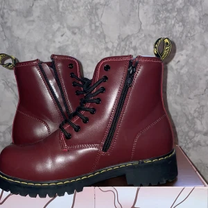 Vinröda Skor märke lejon - Aldrig använt någonsin bara stått i mitt skåp. Storlek 38 och kostade 400 kr vid nyköp säljer nu för 200 kr men priset kan diskuteras. 