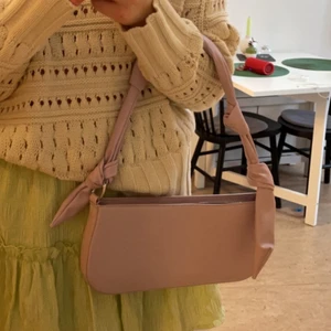 Gullig Väska💜 - Andvände under en sommar sen har den bara legat i garderoben. Inga skavanker. Andra bilden visar rätta färgen💟