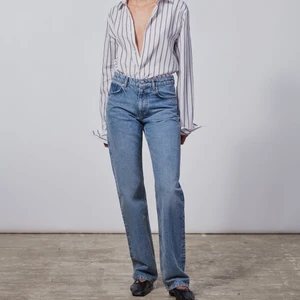 Mid waist blå zara jeans - Säljer nu mina fina zara jeans med en härlig mid waist passform. De är i storlek 34, säljer ett par lika dana fast i ljusare nyans vid intresse❤️❤️