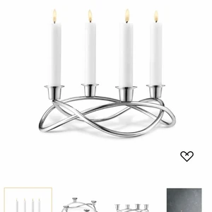 Georg Jensen Ljusstake Season - Den vackra Season ljusstake från Georg Jensen är designad av Maria Berntsen. Den har mjuka former och ett elegant formspråk som representerar enkelheten i dansk design. Season ljusstake designades år 2012 och kan anpassas efter säsong, därav sitt passande produktnamn. Tillverkad i rostfritt stål med måtten 26 cm i diameter och 9 cm i höjd. Ordinarie pris 999 kr.