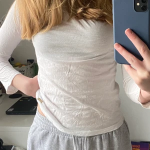 Vit tröja  - Kom med egna prisförslag och skriv privat för bilder/frågor. ❤️ (finns en fläck)