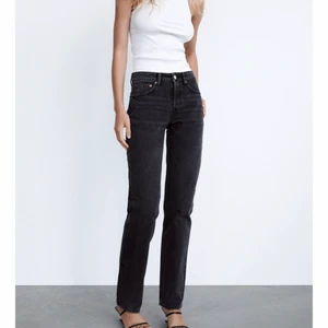 Slutsålda zara jeans - Jag säljer nu de här jeansen använda 2 ggr i ny skick. Det är i storlek 36 och helt slutsålda!