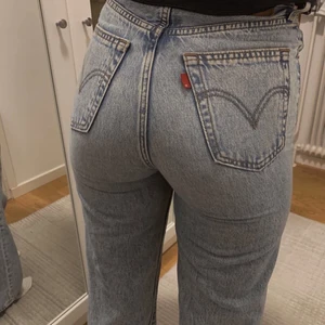Levi’s Jeans  - Hej säljer nu mina fina Levi’s jeans i modellen Ribcage wide leg i storlek 25/32, skulle säga att de passar xs/s, jag är 167 lång och det är perfekta i längden för mig. Nypris var 1200, säljer för 450 eller billigare vi snabbt köp!⚡️