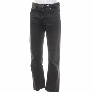 Zara gråa jeans 36 - Gråa jeans från zara! Rak modell (aningen tighta) storlek: 36. Kan mötas upp i Stockholm annars står Köparen för frakten! 🎈