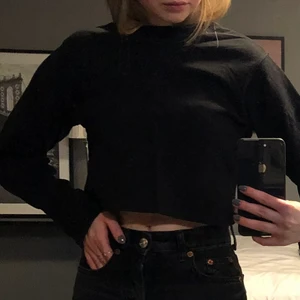 Svart croppad tröja från Asos, strl 32 - Gullig croppad tröja från asos i bra skick. Använd två gånger eftersom jag gärna vill ha lite längre ärmar medan denna är normal i ärmlängden. 💕 Köpare står för frakt