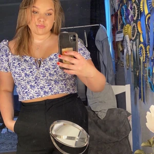 Blommig topp HM - Blå vit blommig topp från HM, storlek L. Endast använd 1 gång 