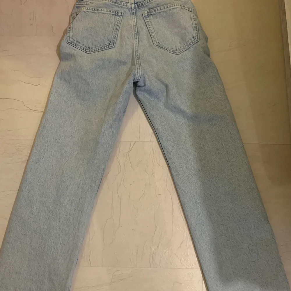 Raka jeans i modellen rowe, köpta för 700kr! Köparen står för frakt!. Jeans & Byxor.