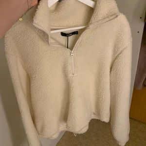 Zip tröja  - Vit fin fluffig zip tröja i helt nytt skick. Aldrig andvänd och lappen kvar! Nypris 399 kr, Buda 😊